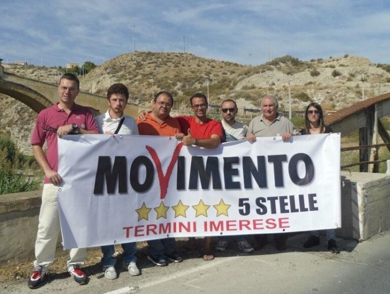Sit-in di protesta e volantinaggio del Movimento Cinque Stelle per sollecitare la ristrutturazione del ponte S. Leonardo