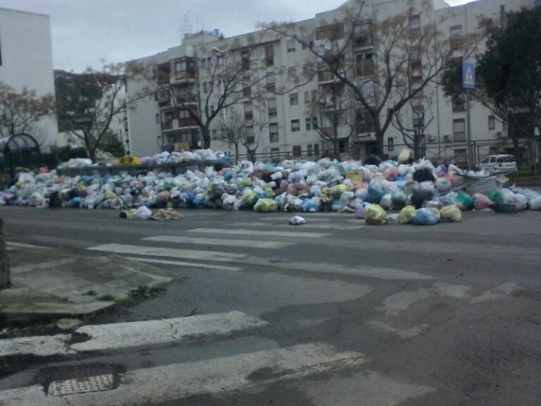 La città affonda tra i rifiuti e il sindaco consiglia di tenere a casa la spazzatura. Il Movimento “Vivere Termini”: è il segno evidente del fallimento di una esperienza amministrativa