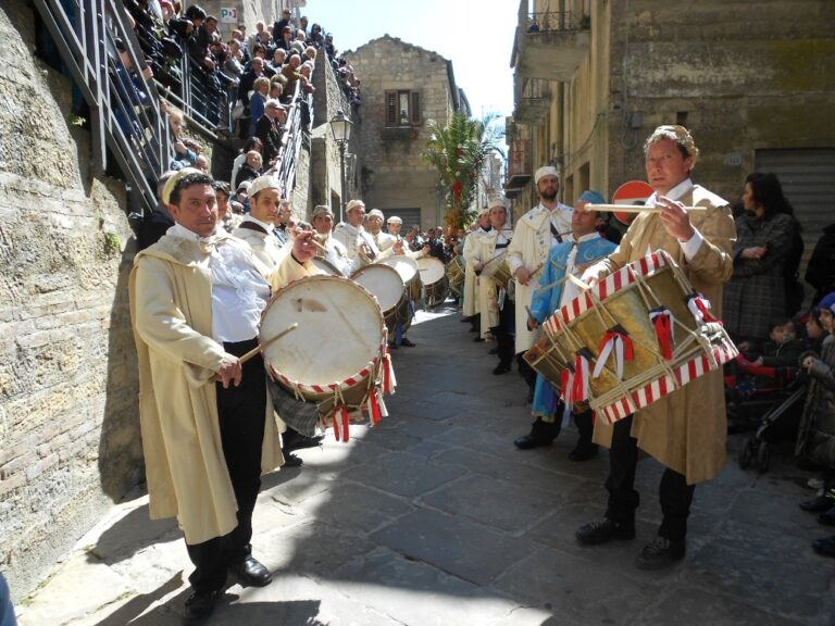 Domenica il ritmo dei tamburinara per la millenaria processione delle palme