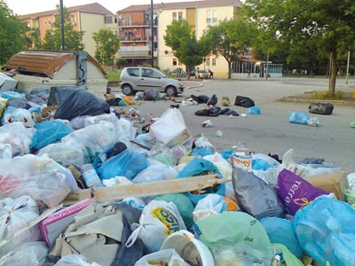 Rifiuti riversati per le strade. Il deputato Salvino Caputo critica il sistema di raccolta: “un pericolo per la salute pubblica”