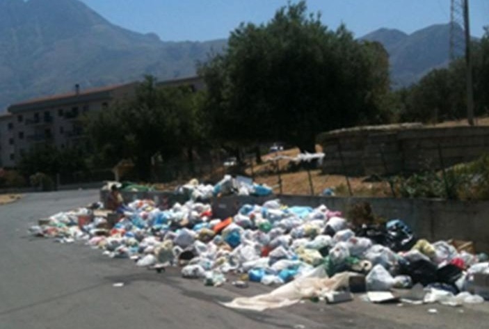 Contrada San Girolamo sommersa dai rifiuti. I residenti: “Ci sentiamo cittadini di serie B”