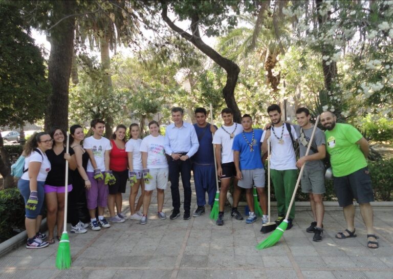 Ripulita piazza Marina grazie agli Scout e all’Azione Cattolica della chiesa del Carmelo. Ma il sindaco risulta sempre al centro delle foto