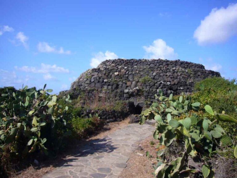 SiciliAntica visita Pantelleria a conclusione del Corso di Archeologia Preistorica