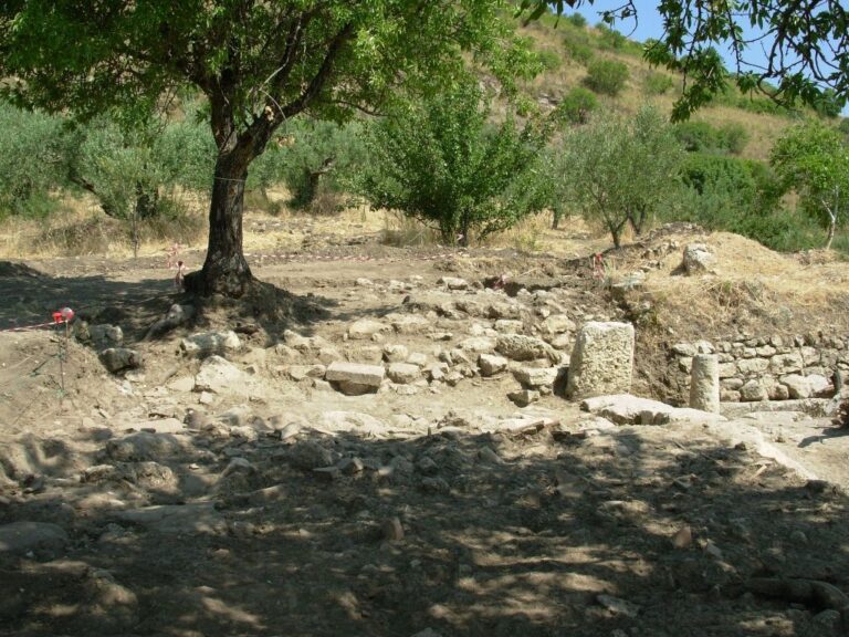 Chiusa la campagna di scavi a ‘Santa Marina’. Ritrovata una sepoltura con resti di ossa maschili, un capitello e varie testimonianze ceramiche