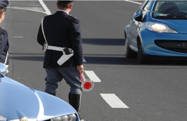 Operazioni della Polstrada per scoraggiare l’uso fra i giovani di alcool e contro le false assicurazioni: quattro persone denunciate