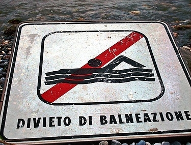 Divieto di balneazione 200 metri a est e ovest del torrente Roccella