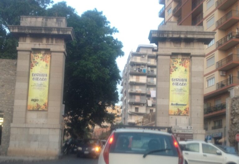 SiciliAntica denuncia: è una vergogna che l’antica Porta della città venga utilizzata come supporto per cartelloni pubblicitari