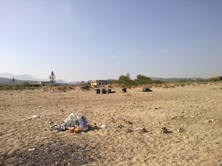 Lettera. Grave situazione di degrado della spiaggia delle Piane