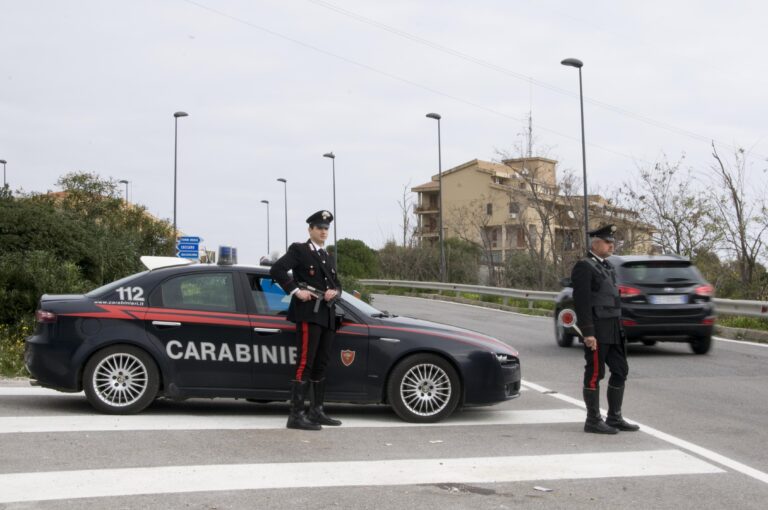 Due arrestati mentre confezionavano Hashish nel soggiorno di casa