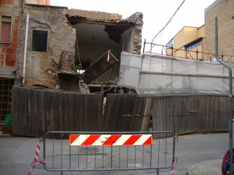 Crolla vecchia casa a Campofelice di Roccella