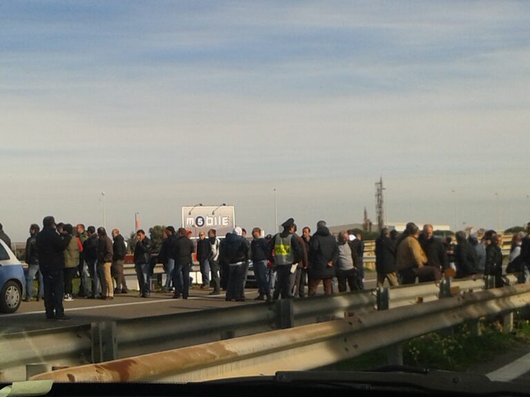 Bloccata per due ore dagli ex operai Fiat l’autostrada A19