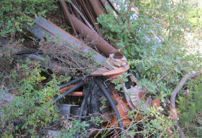 Scoperta discarica abusiva alle porte di Cefalù, denunciato il proprietario del terreno