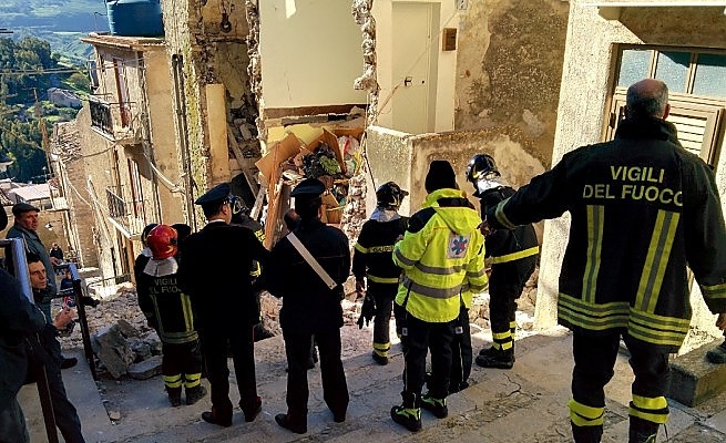 Morta una donna nel crollo di una palazzina