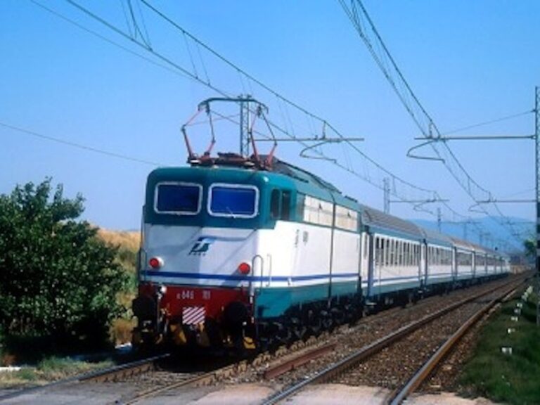 Cefalù-Lascari. Passeggeri fermi per 3 ore in per treno in avaria
