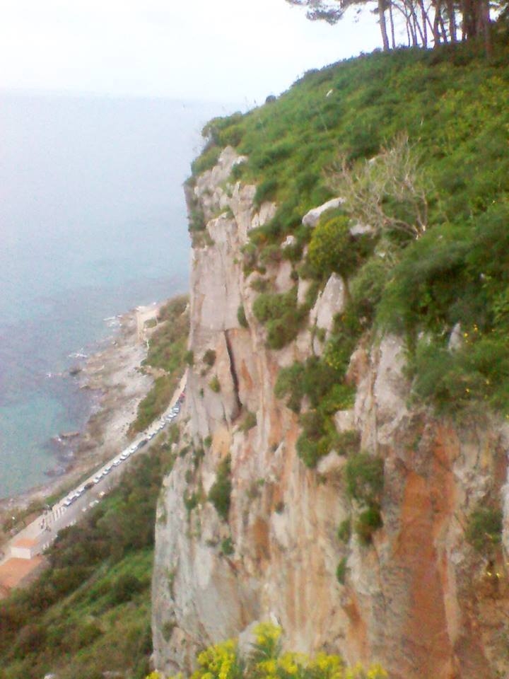 Pericolo distaccamento masso dalla Rocca. Sgomberate alcune abitazioni