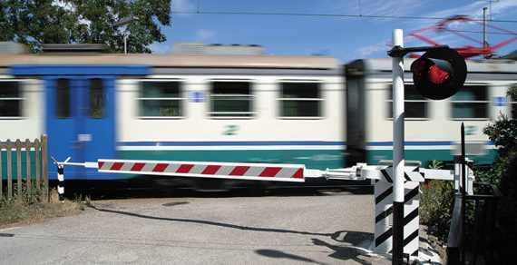 Scontro tra un treno e un camper