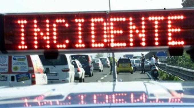 Camion sperona autobus di scuola in gita. Incidente sulla A19