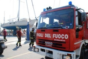 Fiamme su nave Cantiere, grave operaio