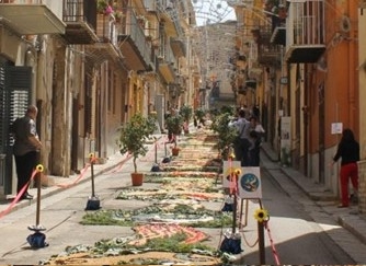 Infiorata Termitana. Boom di visitatori e polemiche sui contributi