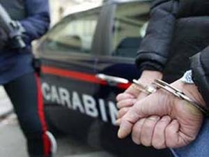 Arrestato pusher e ladra sorpresa a rubare con la figlia di 4 anni