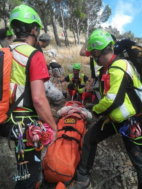 Turista si frattura gamba sulla Rocca. Soccorso dal CAI