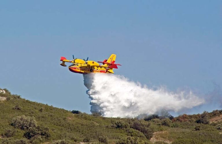 Vasto incendio a Campella, tra Cefalù e Lascari