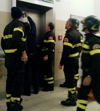 Ascensore bloccato in ospedale. Intervengono i pompieri