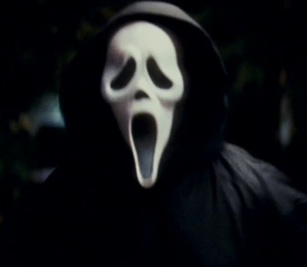 Uomo vestito da Scream spaventa un intero paese. Si organizzano delle ronde ma del personaggio misterioso nessuna traccia