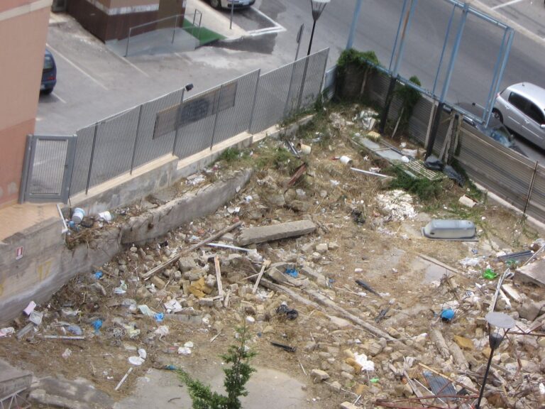 Termini Imerese. Discarica di detriti pericolosi e immondizia in pieno centro