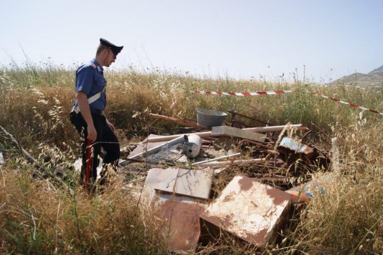 Discarica abusiva a cielo aperto. Denunciate due persone