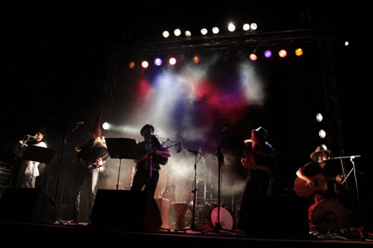 Roccamaris chiude con la musica travolgente de LassatilAbballari