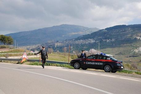 Uomo ucciso con un fucile a pallettoni. Il cadavere ritrovato nella notte