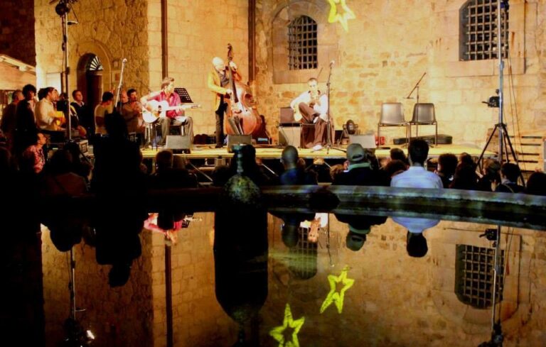 Django Reinhardt e il “fuoco” del Gipsy Jazz tra le strade del centro storico