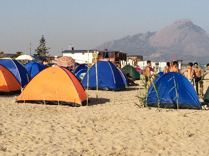 Campofelice di Roccella. La spiaggia affollata di tende si prepara al ferragosto