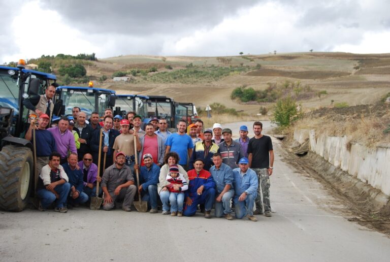 Volontari ripuliscono cunette della provinciale