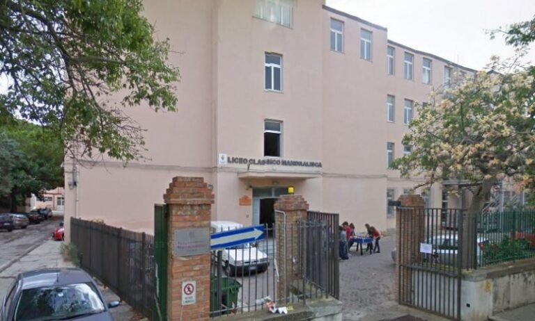 Le pulci non lasciano in pace il Liceo Mandralisca di Cefalù