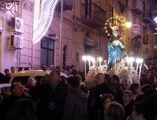 Presidente della Confraternita si sente male durante la processione di notte. Trasportato in ospedale muore d’infarto