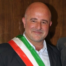 Minacce anonime al sindaco Meli che chiama in causa il “connubio mafia-politica”. L’ex assessore Filippo Cuccia si dissocia dal contenuto