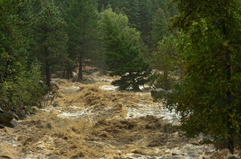 Caccamo. Escursionisti in balia del San Leonardo. Auto inghiottita dal torrente