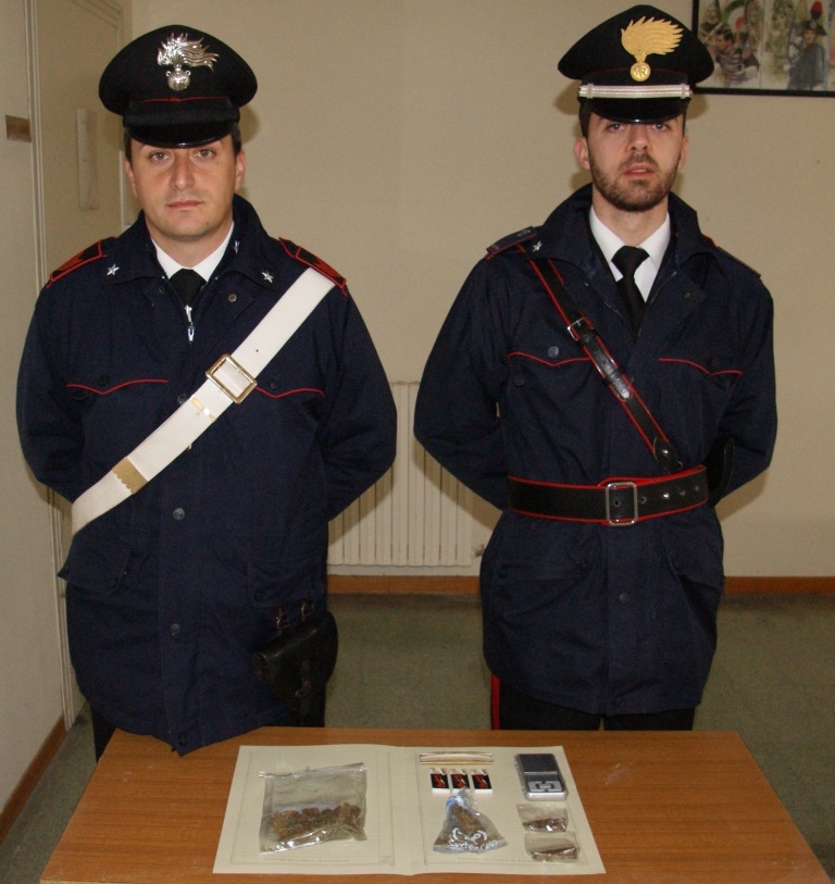 Bloccato in auto con droga. Arrestato dai Carabinieri