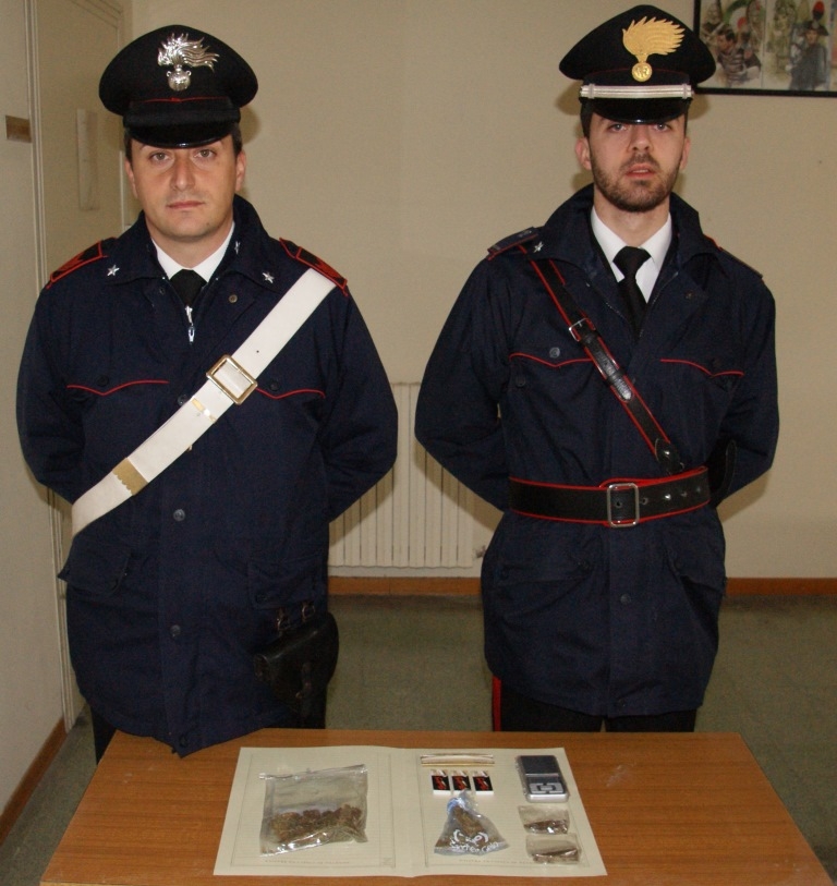 Bloccato in auto con droga. Arrestato dai Carabinieri