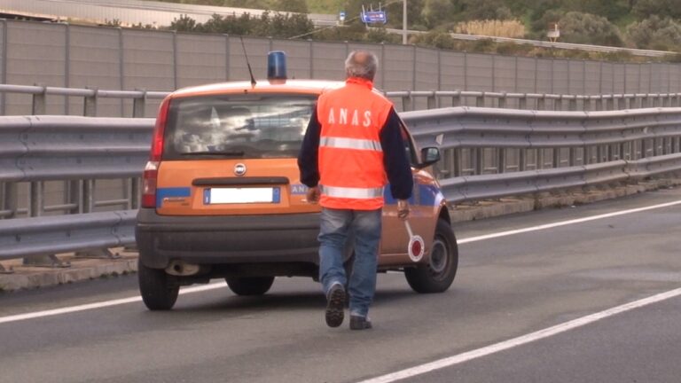 Incedente sull’autostrada A19. Suv in bilico su viadotto a Ponte Cinque Archi