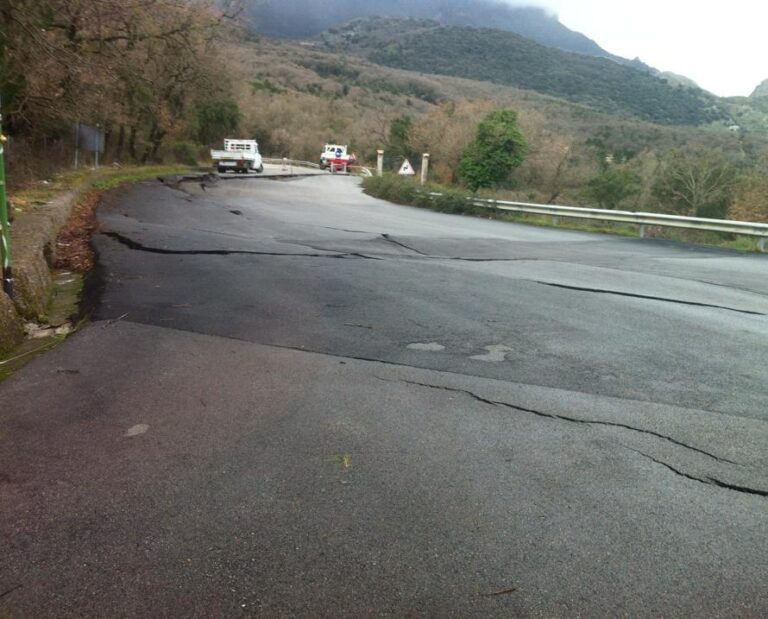 Frana al bivio di Mongerrati: strada chiusa al traffico