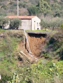 Frana strada in zona Fiumara