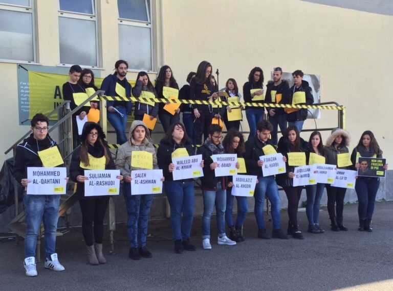 Il Gruppo Giovani di Amnesty International manifesta in favore di Raif Badawi detenuta in Arabia Saudita per aver “offeso l’Islam”