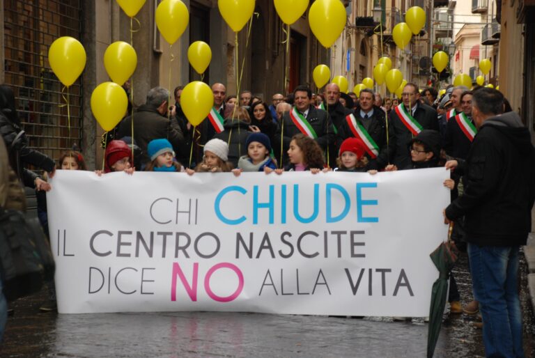 “Chi chiude il centro nascite dice no alla Vita”. La protesta dei cittadini per dire no alla soppressione del reparto dell’ospedale San Raffaele