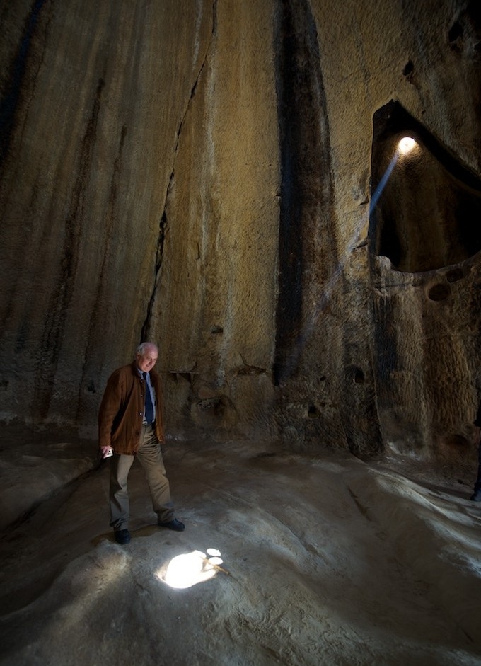 Equinozio di primavera alla Gurfa. A mezzogiorno un suggestivo raggio di luce colpisce la fossa centrale del pavimento dell’ambiente a Thòlos