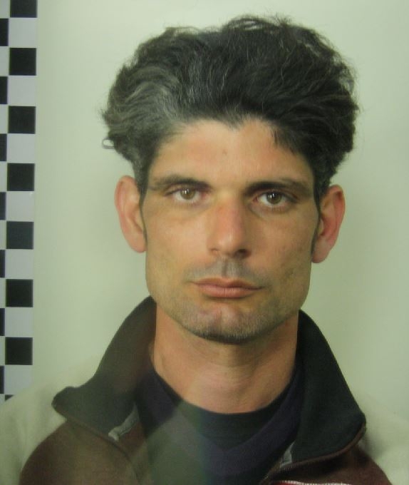 Arrestati due pusher dopo un breve inseguimento: avevano tentato di disfarsi di due panetti di hashish