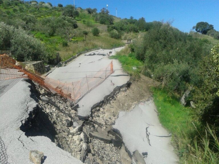 La strada da Caltavuturo l’A19 PA-CT chiusa a causa di due enormi frane. Molti i disagi per gli automobilisti