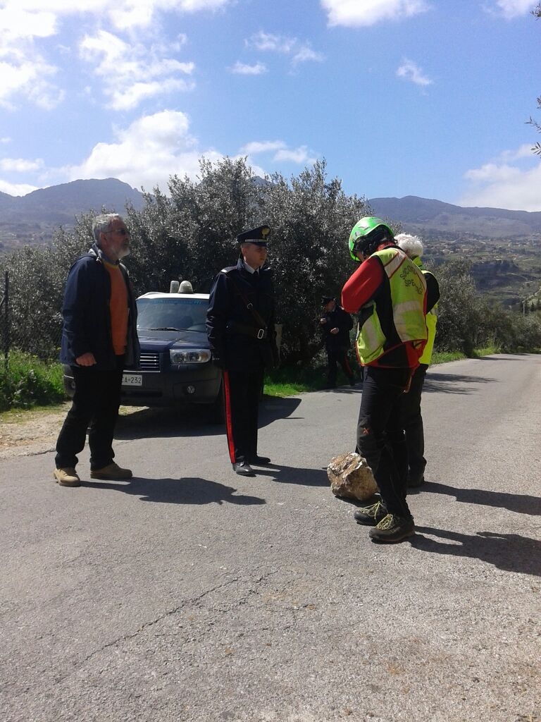 Masso si stacca da costone roccioso e colpisce auto. Intervengono i Carabinieri